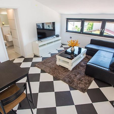 Black & White Apartment רוביני מראה חיצוני תמונה