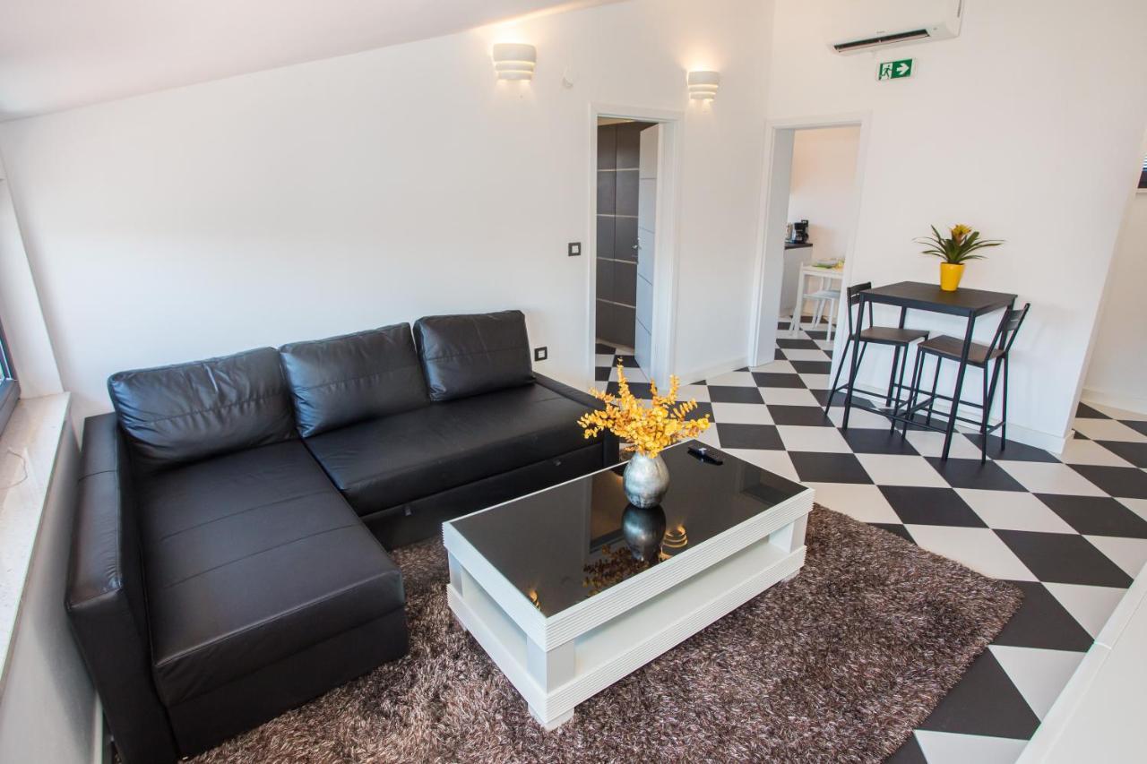 Black & White Apartment רוביני מראה חיצוני תמונה