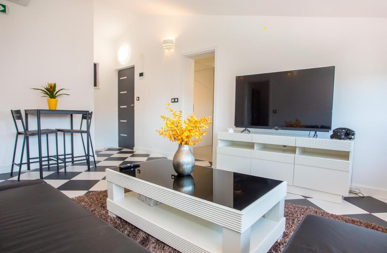 Black & White Apartment רוביני מראה חיצוני תמונה